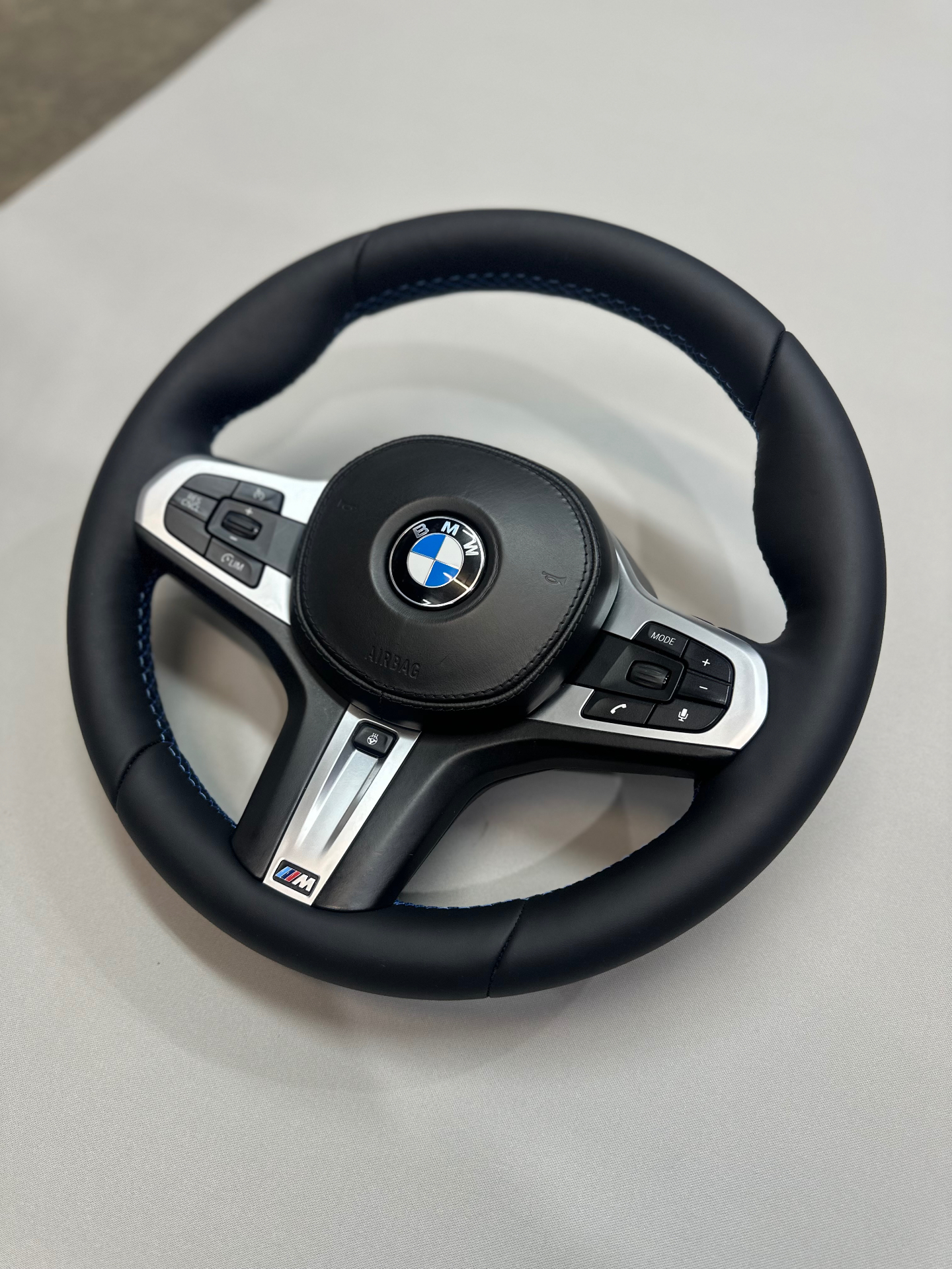 BMW M volan presvučen crnom kožom sa plavim koncem