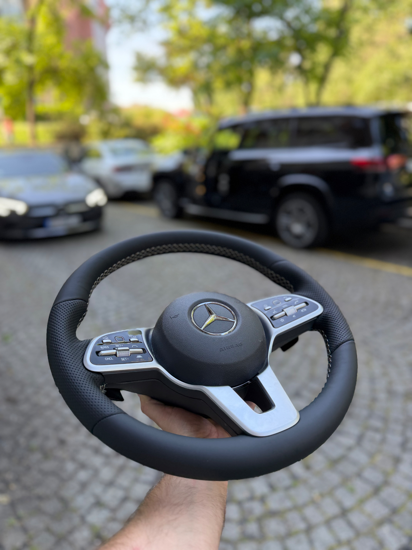 Volan Mercedesa presvučen perforiranom kožom