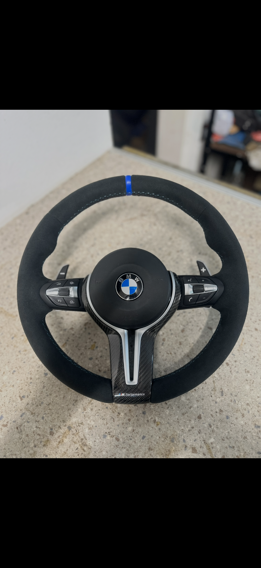 BMW volan u alkantari sa plavim markerom